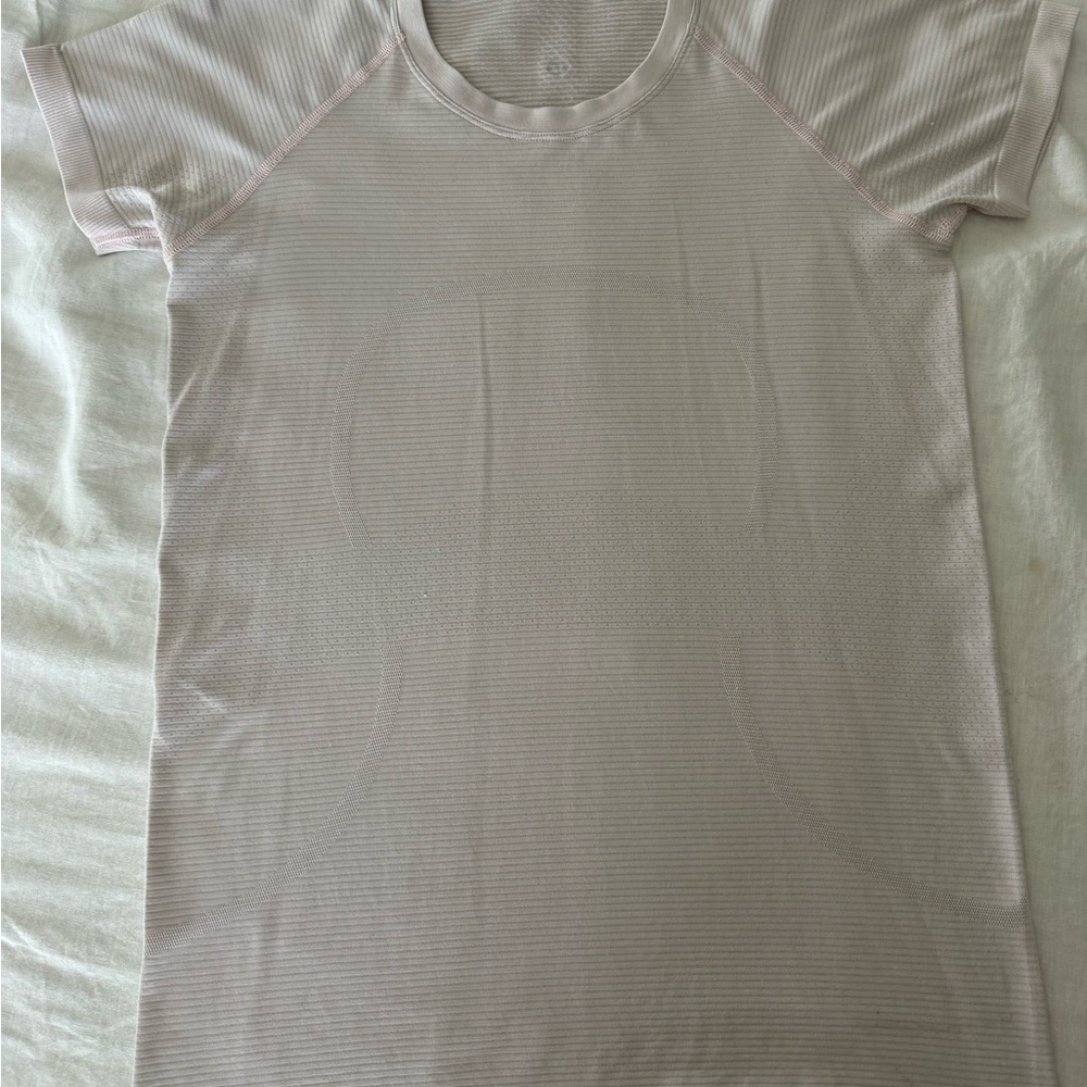 Lululemon Size 8 Swiftly Tech short sleeve 2.0 hip length